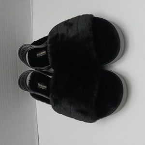 Koolaburra by UGG  size 10 women's faux fur sandal in black and gray.